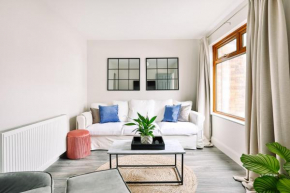 FAMILY TOWN HOUSE (with garden & private parking)
